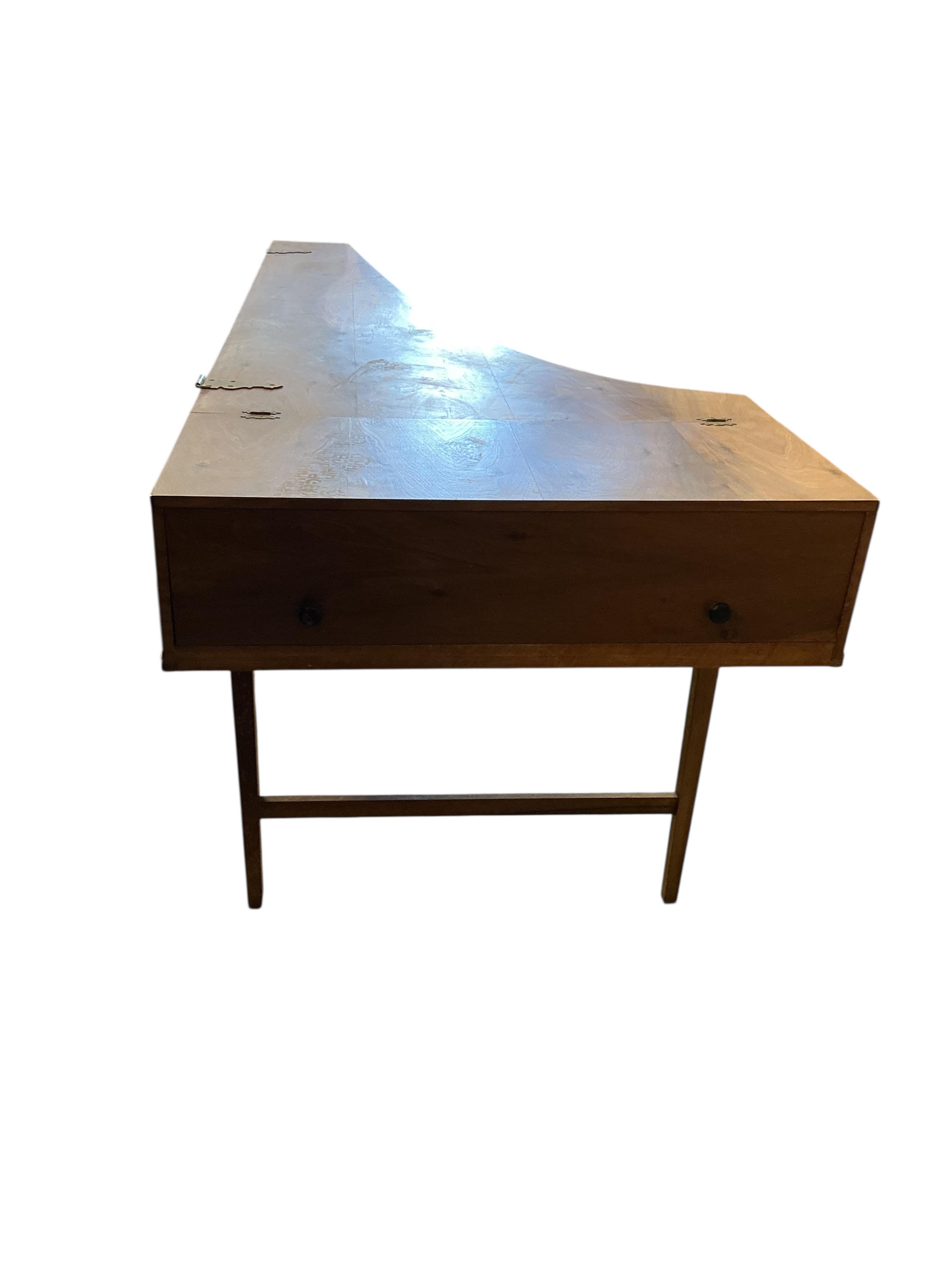 An Italian style single manual harpsichord built by Ian Gordon in 1989, in a walnut veneer case, Gordon is better known for his lutes, 54 note compass on small scale keys, and two stops, length 202cm